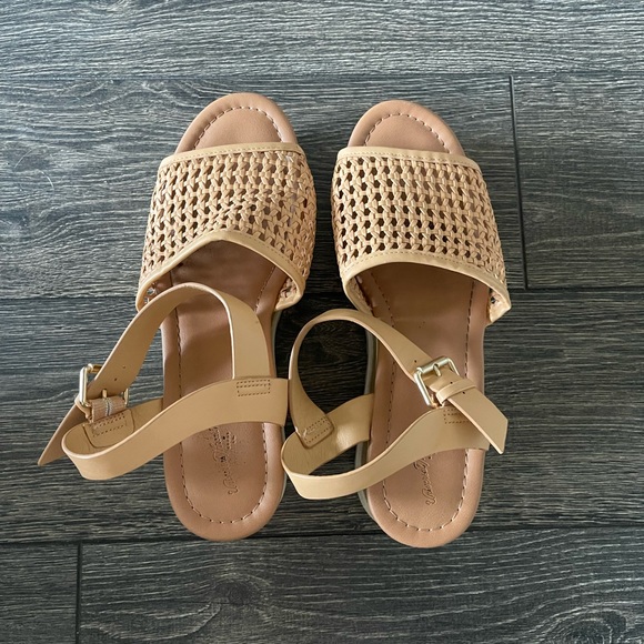 Universal Thread Platform Sandals - Picture 3 of 7